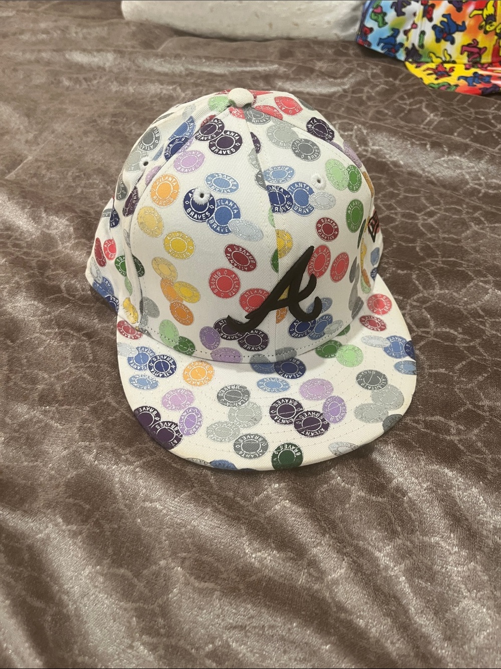 New Era Atlanta Braves White Cap with Multicolor Dot Print